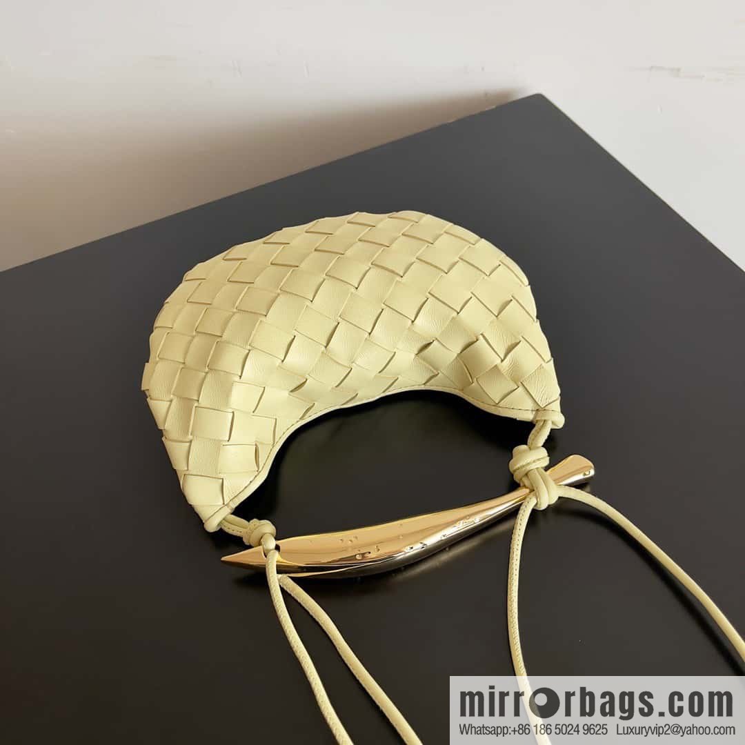 BottegaVeneta Bv spring and summer new mini sardines SARDINE model number: 744267 ice cream color