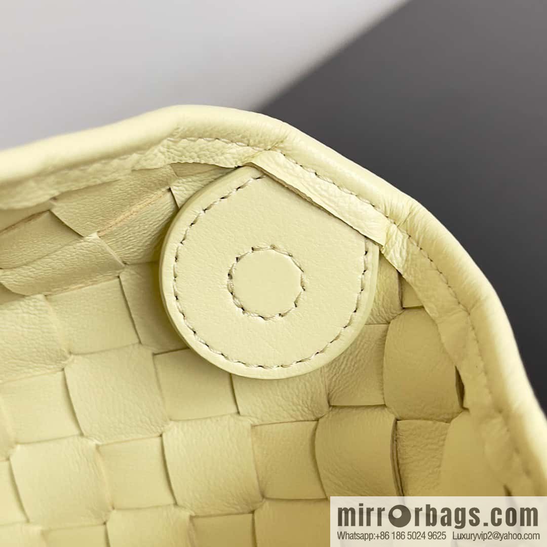 BottegaVeneta Bv spring and summer new mini sardines SARDINE model number: 744267 ice cream color