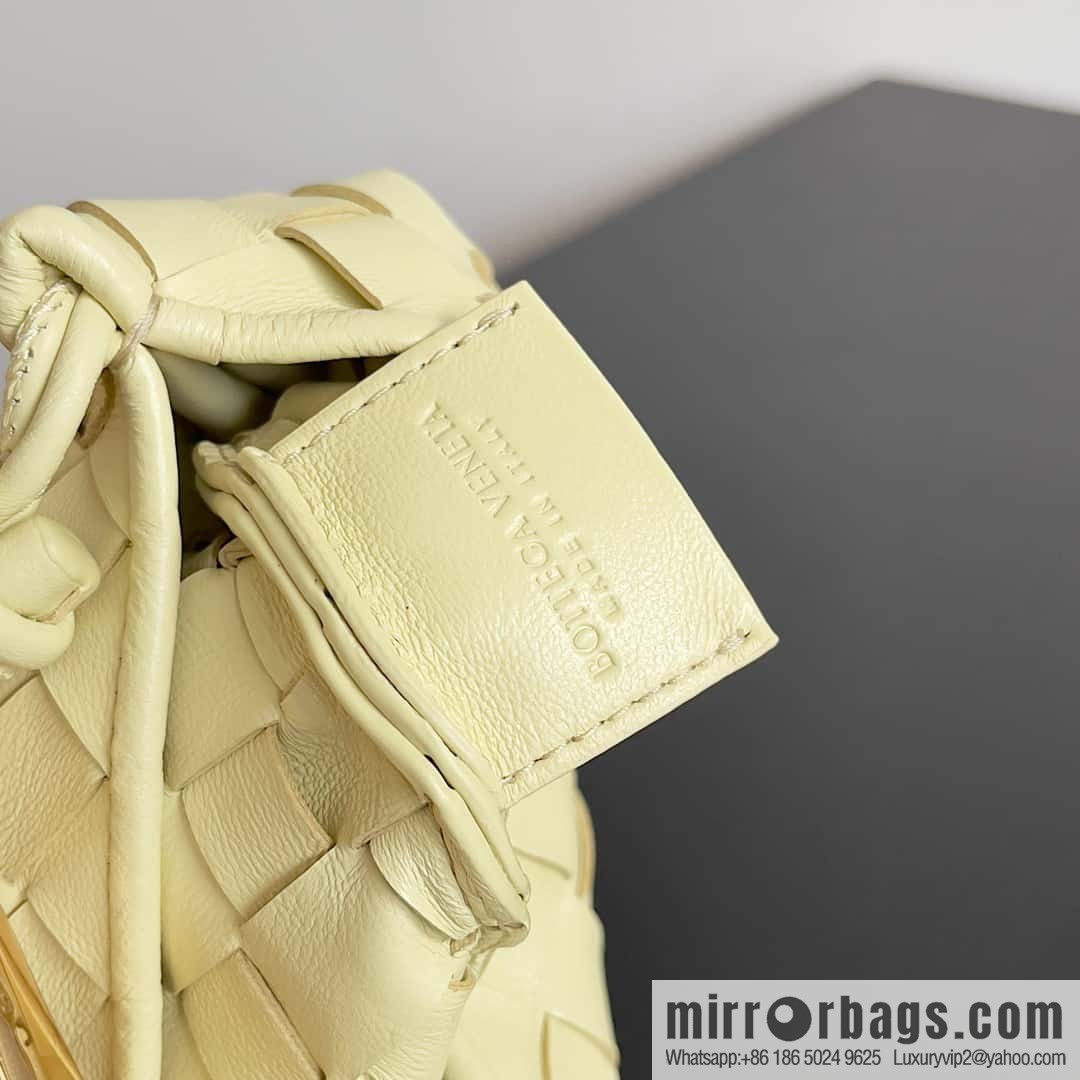 BottegaVeneta Bv spring and summer new mini sardines SARDINE model number: 744267 ice cream color