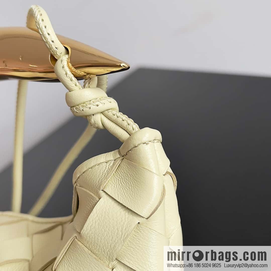 BottegaVeneta Bv spring and summer new mini sardines SARDINE model number: 744267 ice cream color