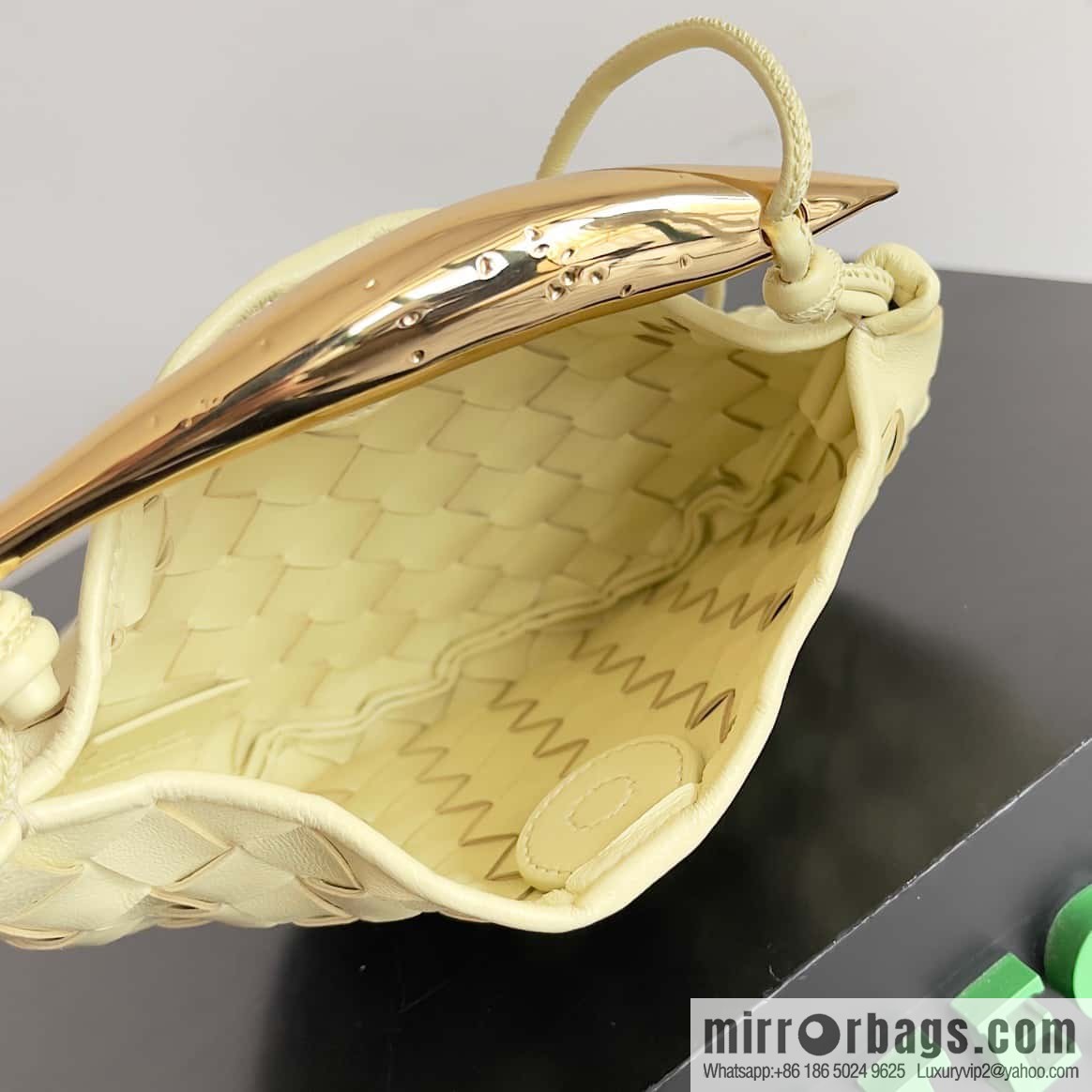 BottegaVeneta Bv spring and summer new mini sardines SARDINE model number: 744267 ice cream color