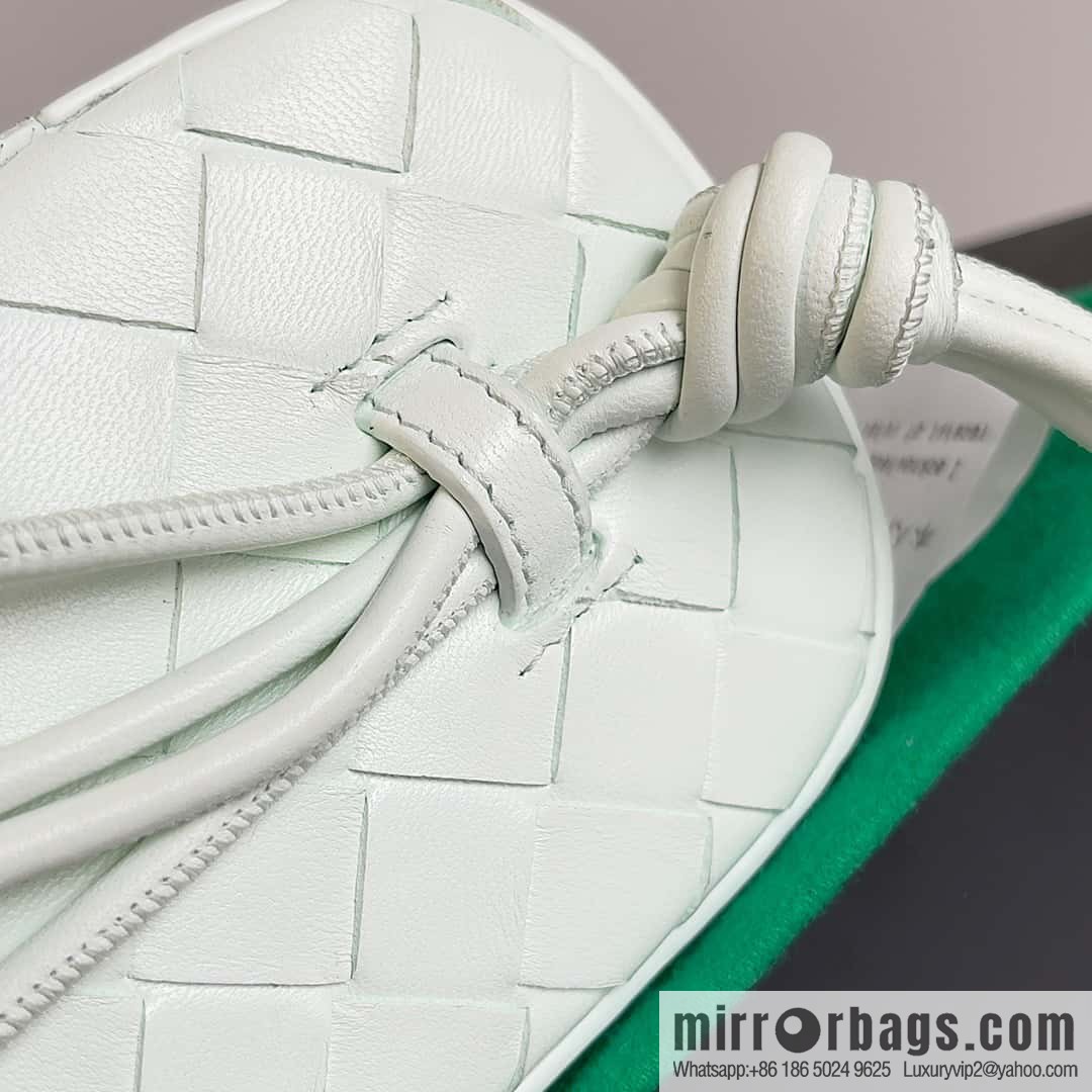 2023 new BV small box Bottega Veneta woven mini pouch model; 743551 small box bag, ice blue.