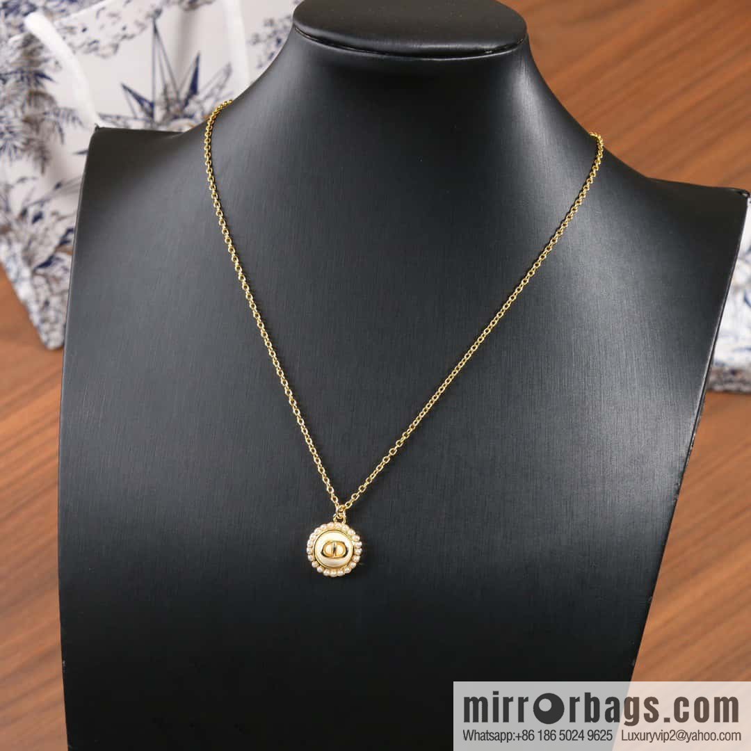 New ☑️ DIOR white CD necklace