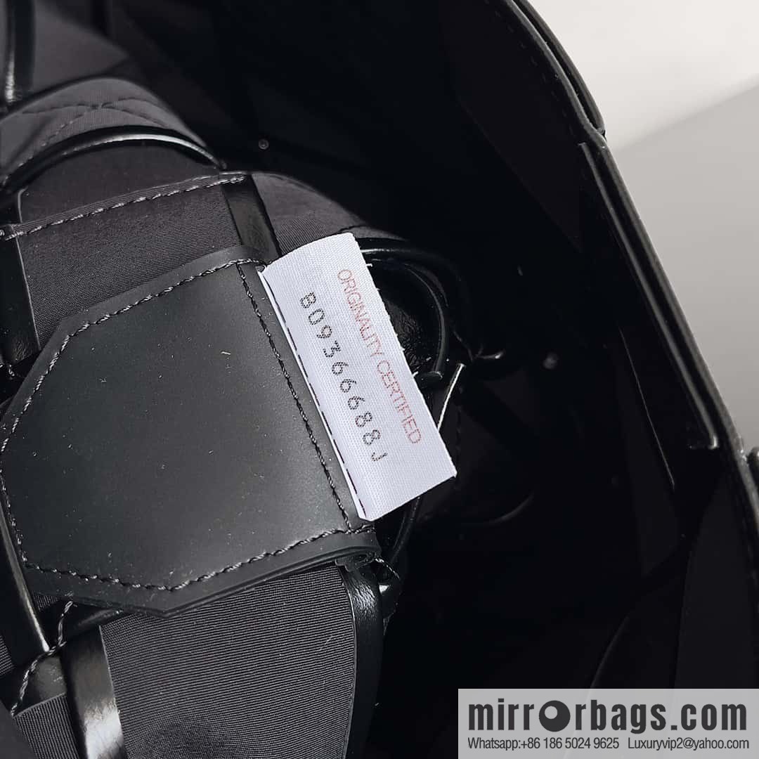 BV Baodiejia B home, model; 691407 new version of CASSETTE triangular buckle oil wax leather, shoulder backpack black