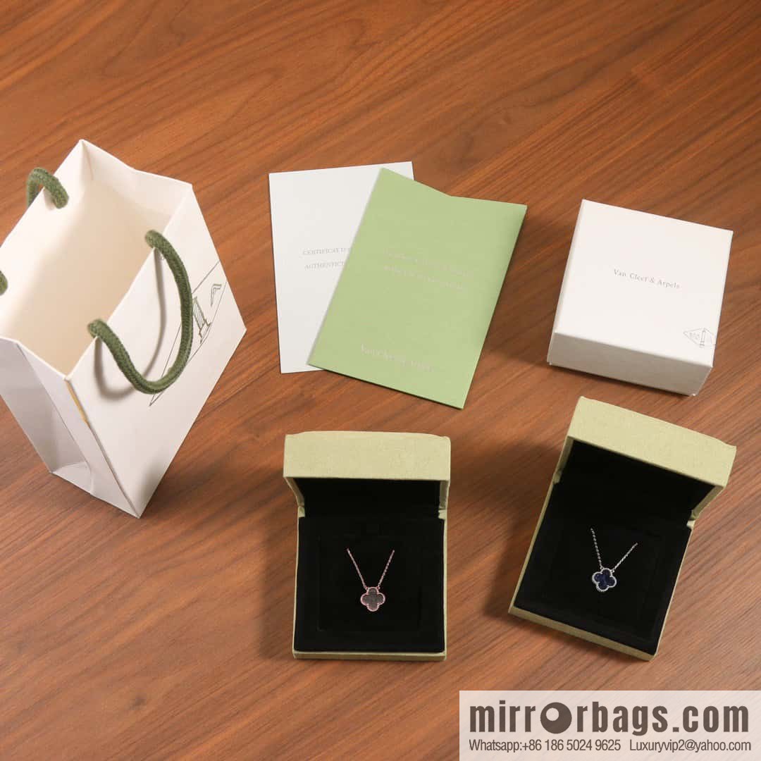 ☀️Van Cleef & Arpels Peterstone Obsidian Necklace ☀
