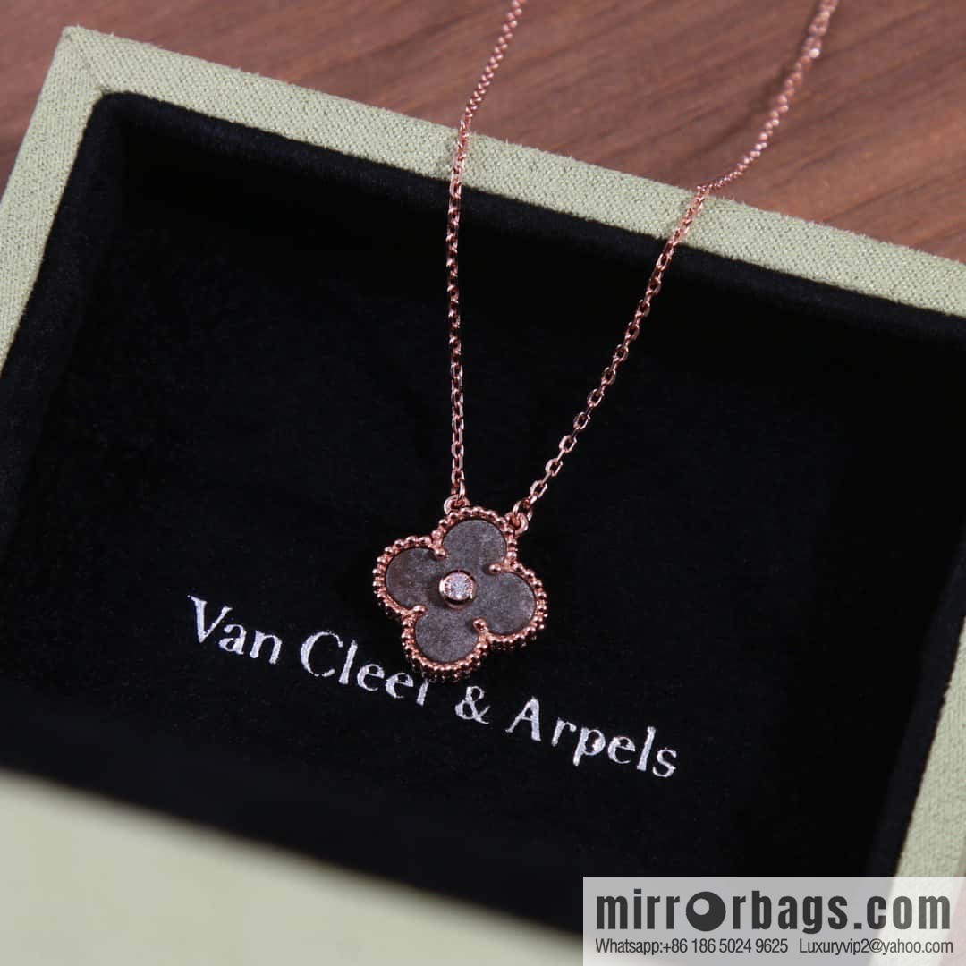 ☀️Van Cleef & Arpels Peter Stone Necklace ☀