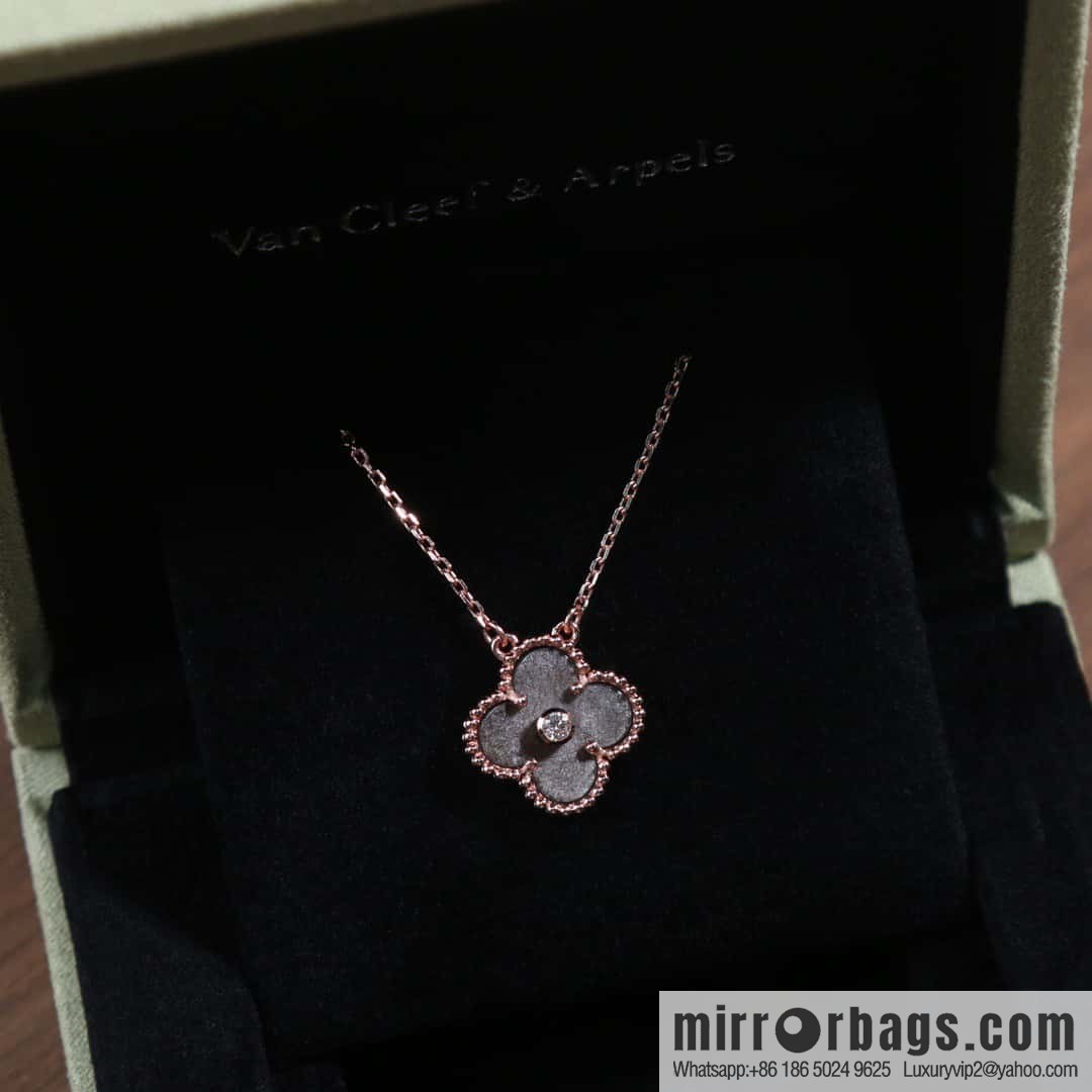 ☀️Van Cleef & Arpels Peter Stone Necklace ☀