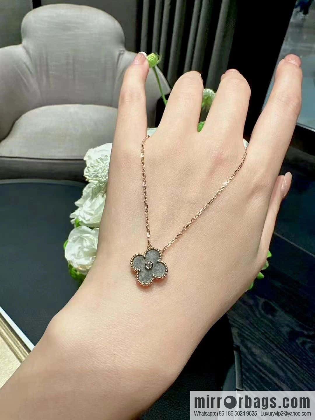 ☀️Van Cleef & Arpels Peter Stone Necklace ☀