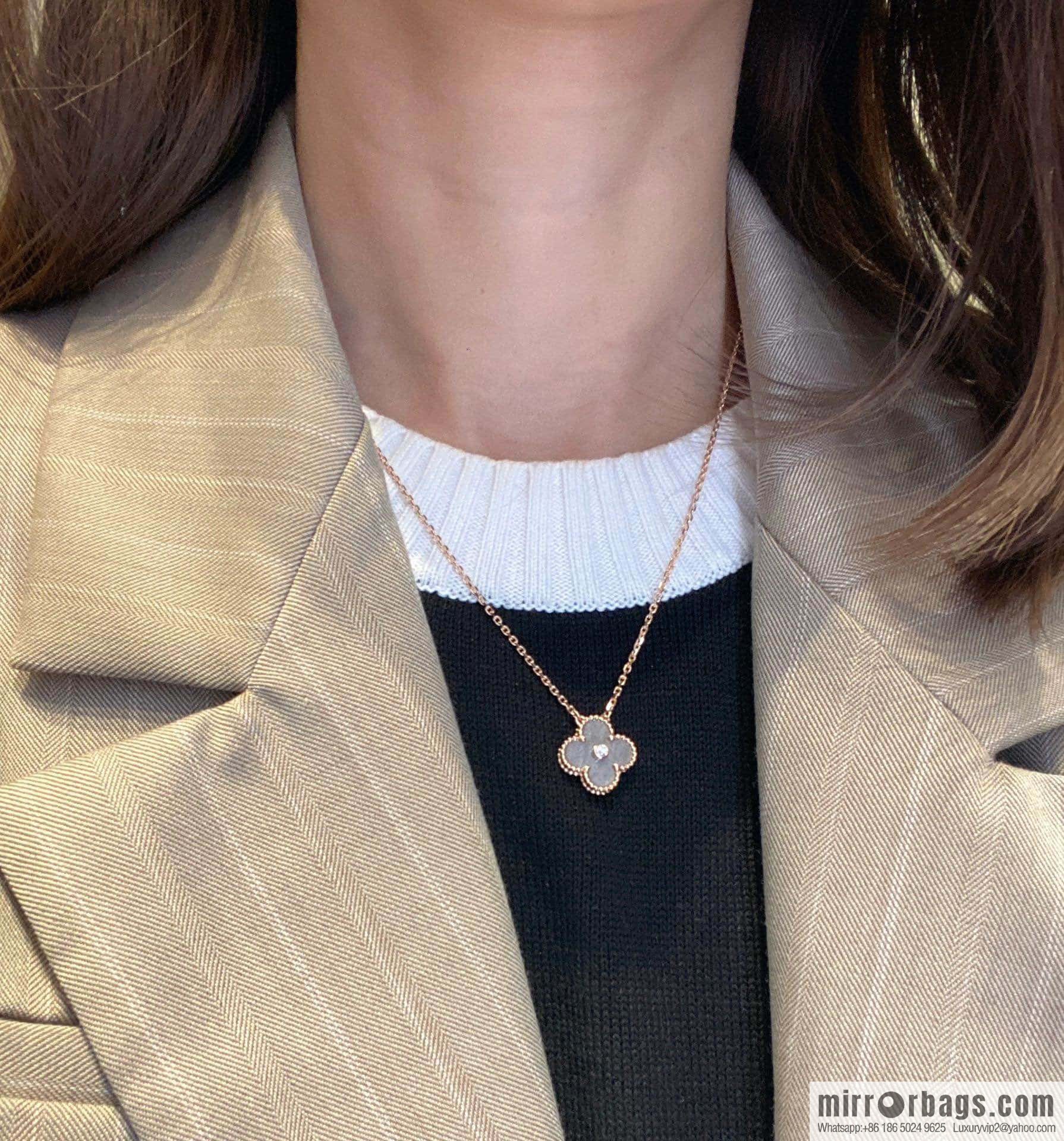 ☀️Van Cleef & Arpels Peter Stone Necklace ☀