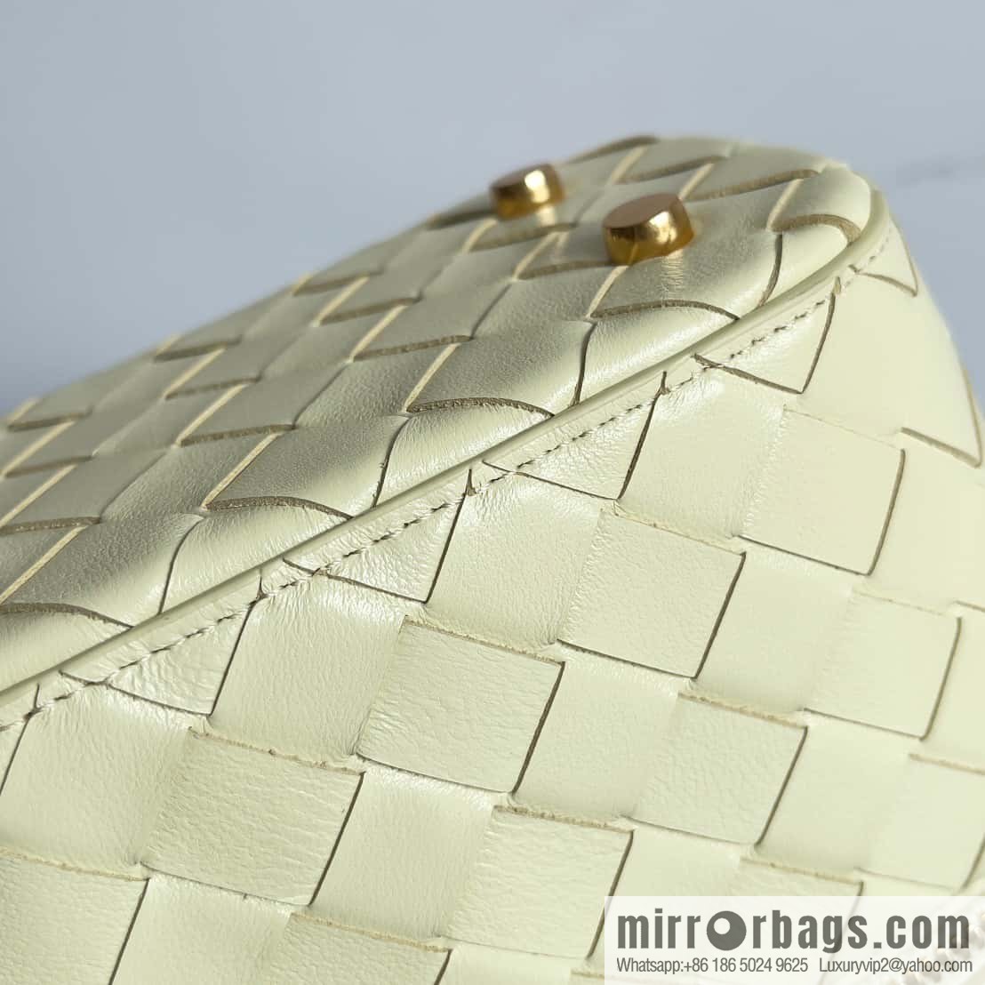 2023 new BV small box Bottega Veneta woven mini pouch model; 743551 small box bag, ice cream color