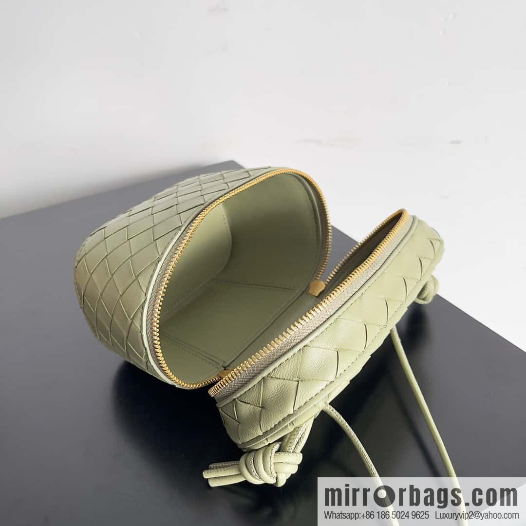 2023 new BV small box Bottega Veneta woven mini pouch model; 743551 small box bag, travertine green