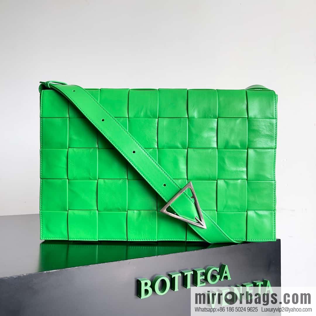 BV Baodie Bottega Veneta Replica Luxury Handbag, model; 691407 New version CASSETTE triangular buckle oil wax leather, shoulder backpack parrot green