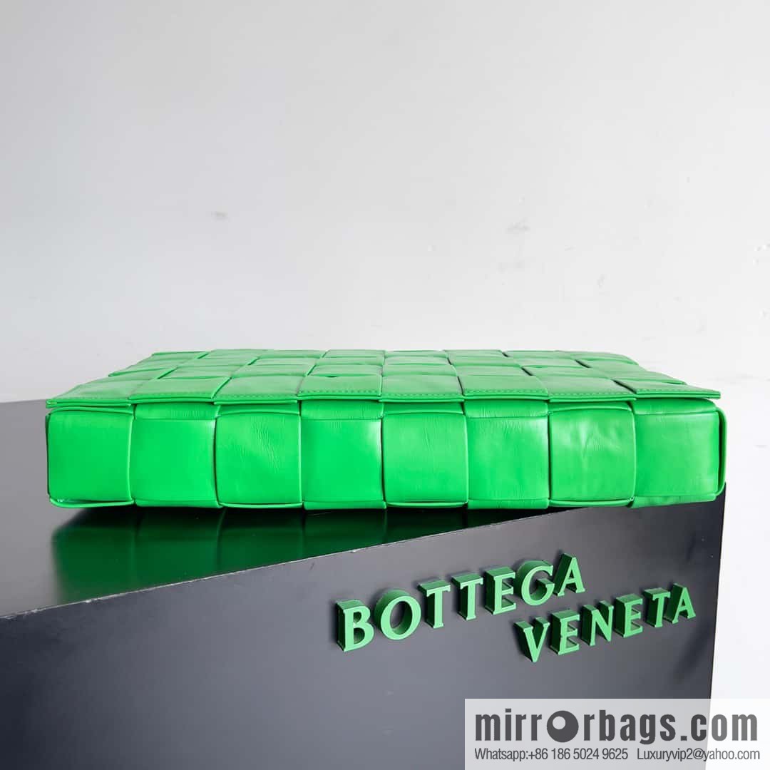 BV Baodie Bottega Veneta Replica Luxury Handbag, model; 691407 New version CASSETTE triangular buckle oil wax leather, shoulder backpack parrot green