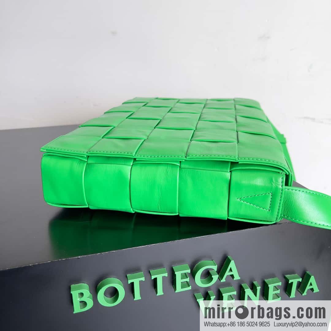 BV Baodie Bottega Veneta Replica Luxury Handbag, model; 691407 New version CASSETTE triangular buckle oil wax leather, shoulder backpack parrot green