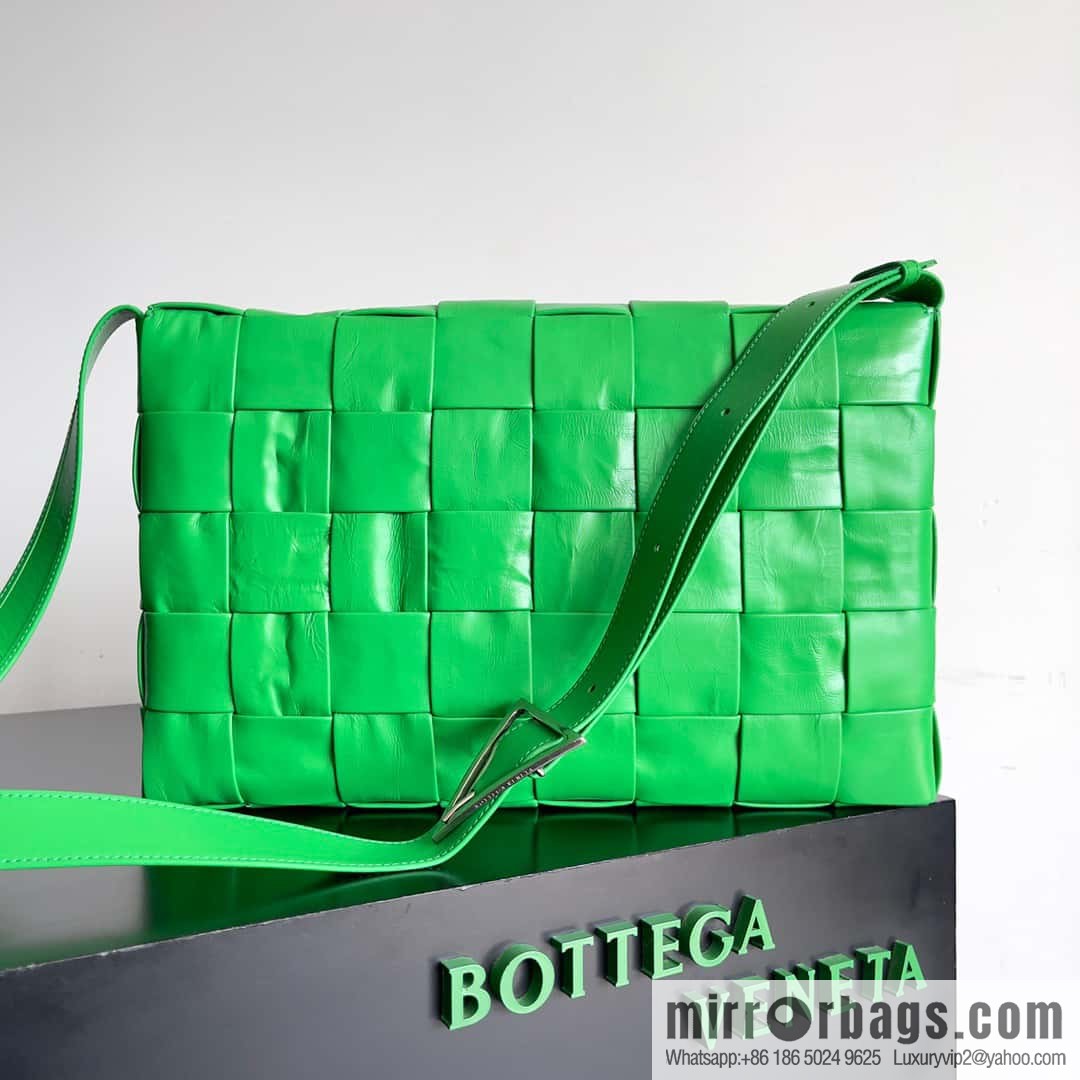 BV Baodie Bottega Veneta Replica Luxury Handbag, model; 691407 New version CASSETTE triangular buckle oil wax leather, shoulder backpack parrot green