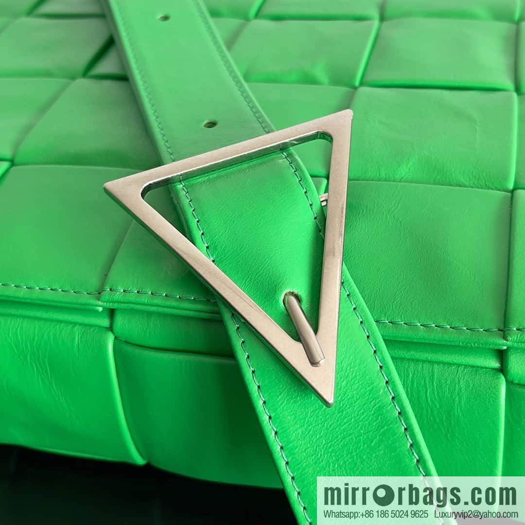 BV Baodie Bottega Veneta Replica Luxury Handbag, model; 691407 New version CASSETTE triangular buckle oil wax leather, shoulder backpack parrot green