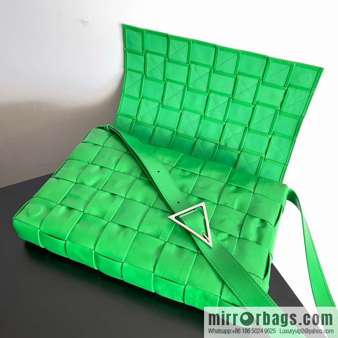 BV Baodie Bottega Veneta Replica Luxury Handbag, model; 691407 New version CASSETTE triangular buckle oil wax leather, shoulder backpack parrot green