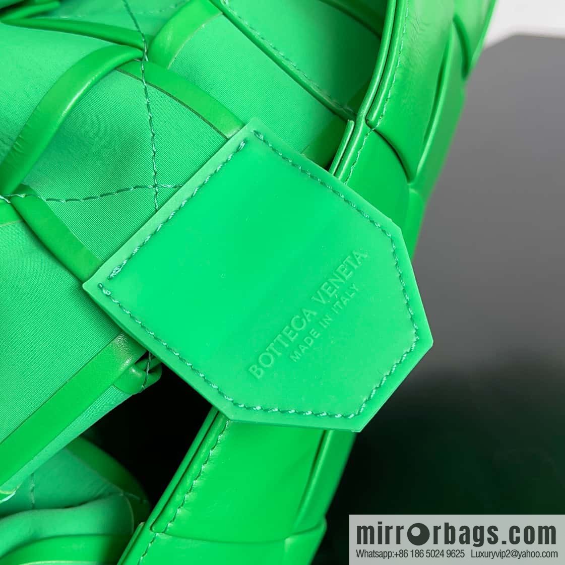 BV Baodie Bottega Veneta Replica Luxury Handbag, model; 691407 New version CASSETTE triangular buckle oil wax leather, shoulder backpack parrot green