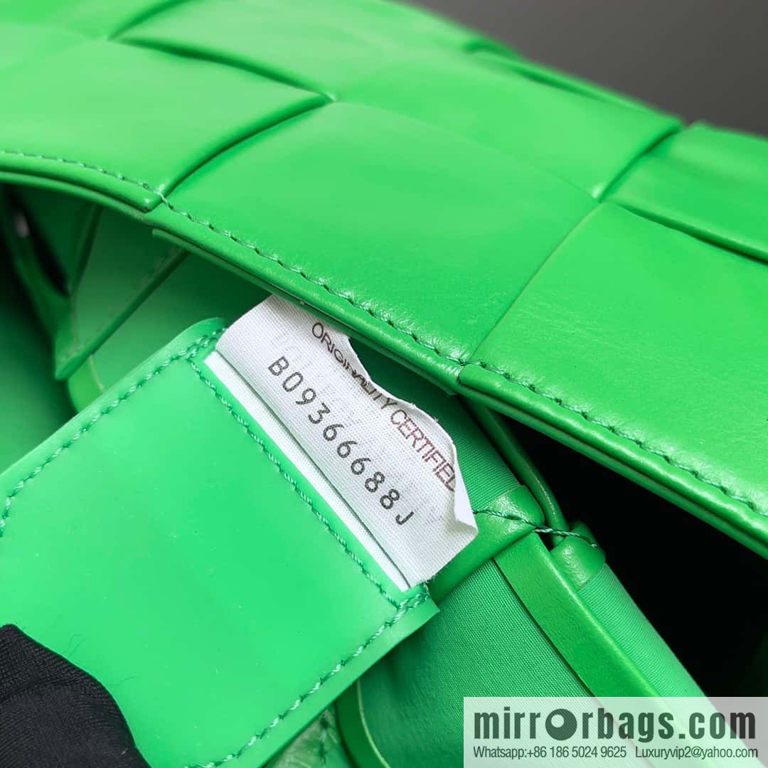 BV Baodie Bottega Veneta Replica Luxury Handbag, model; 691407 New version CASSETTE triangular buckle oil wax leather, shoulder backpack parrot green