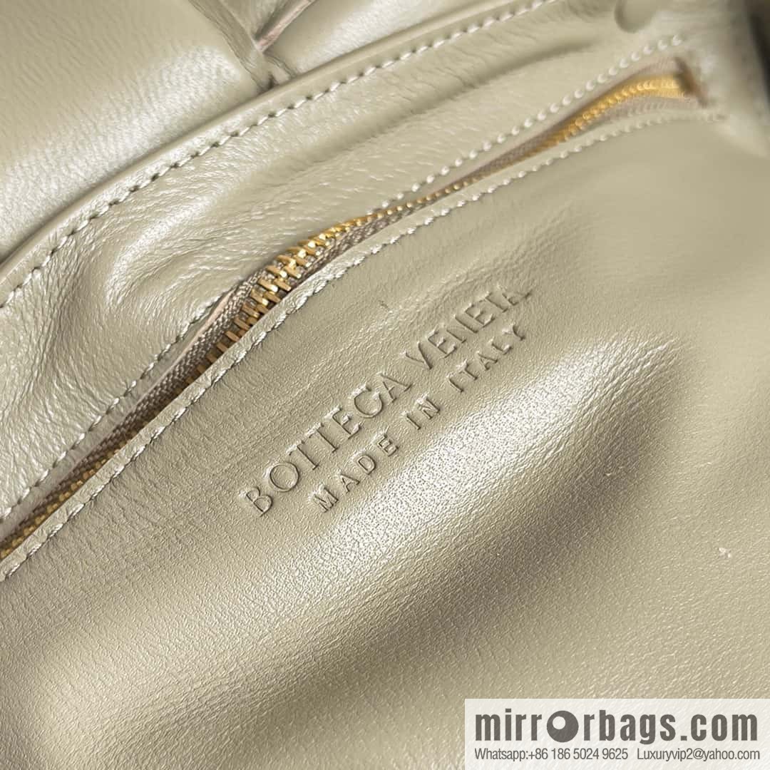 New color~ taupe BV Cassette bag, cassette bag, pillow bag, item number: 70094