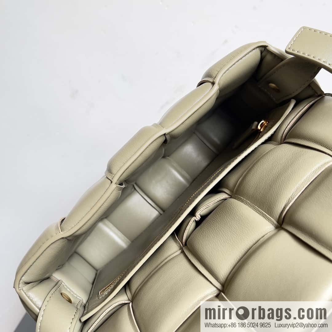 New color~ taupe BV Cassette bag, cassette bag, pillow bag, item number: 70094