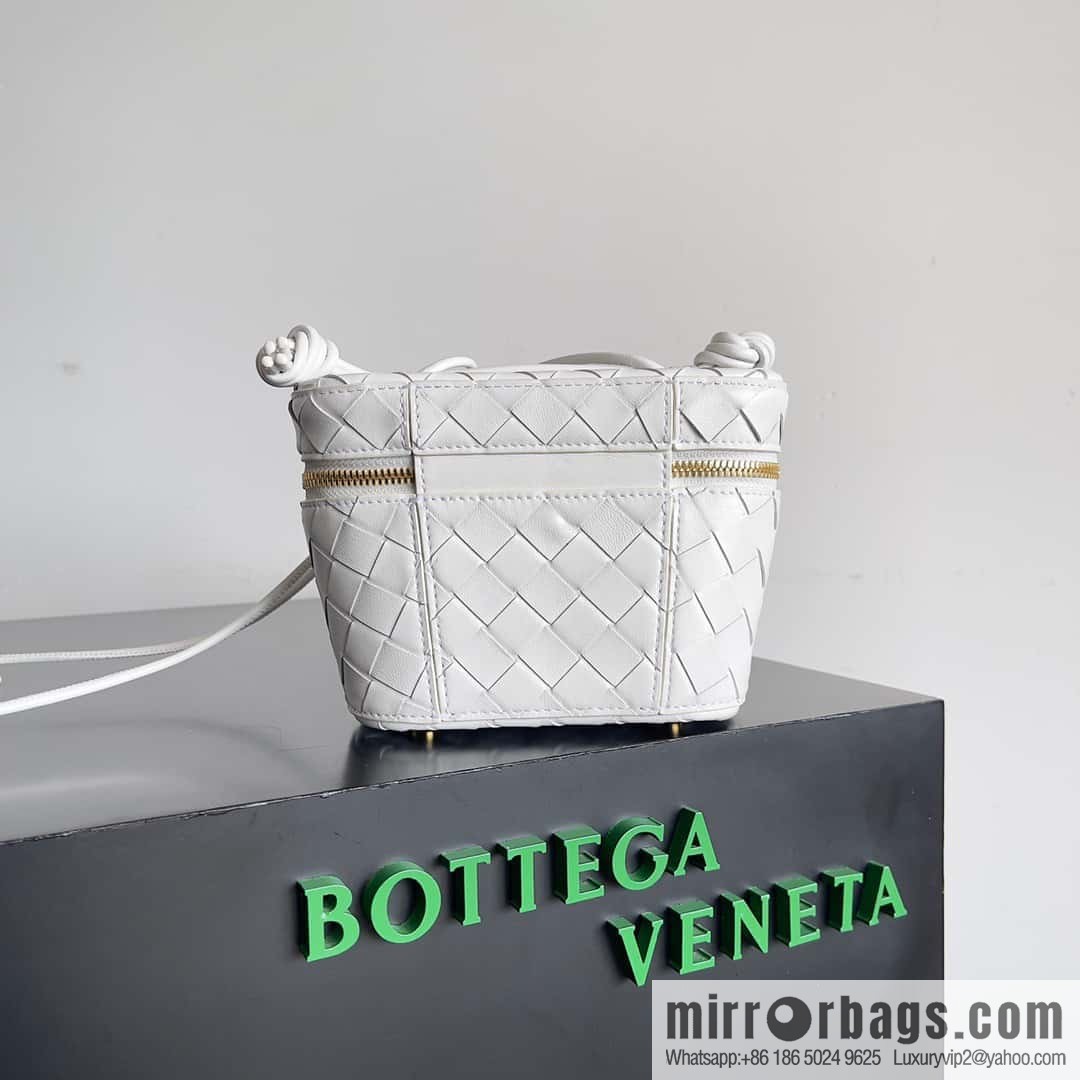 2023 new BV small box Bottega Veneta woven mini pouch model; 743551 small box bag, white.
