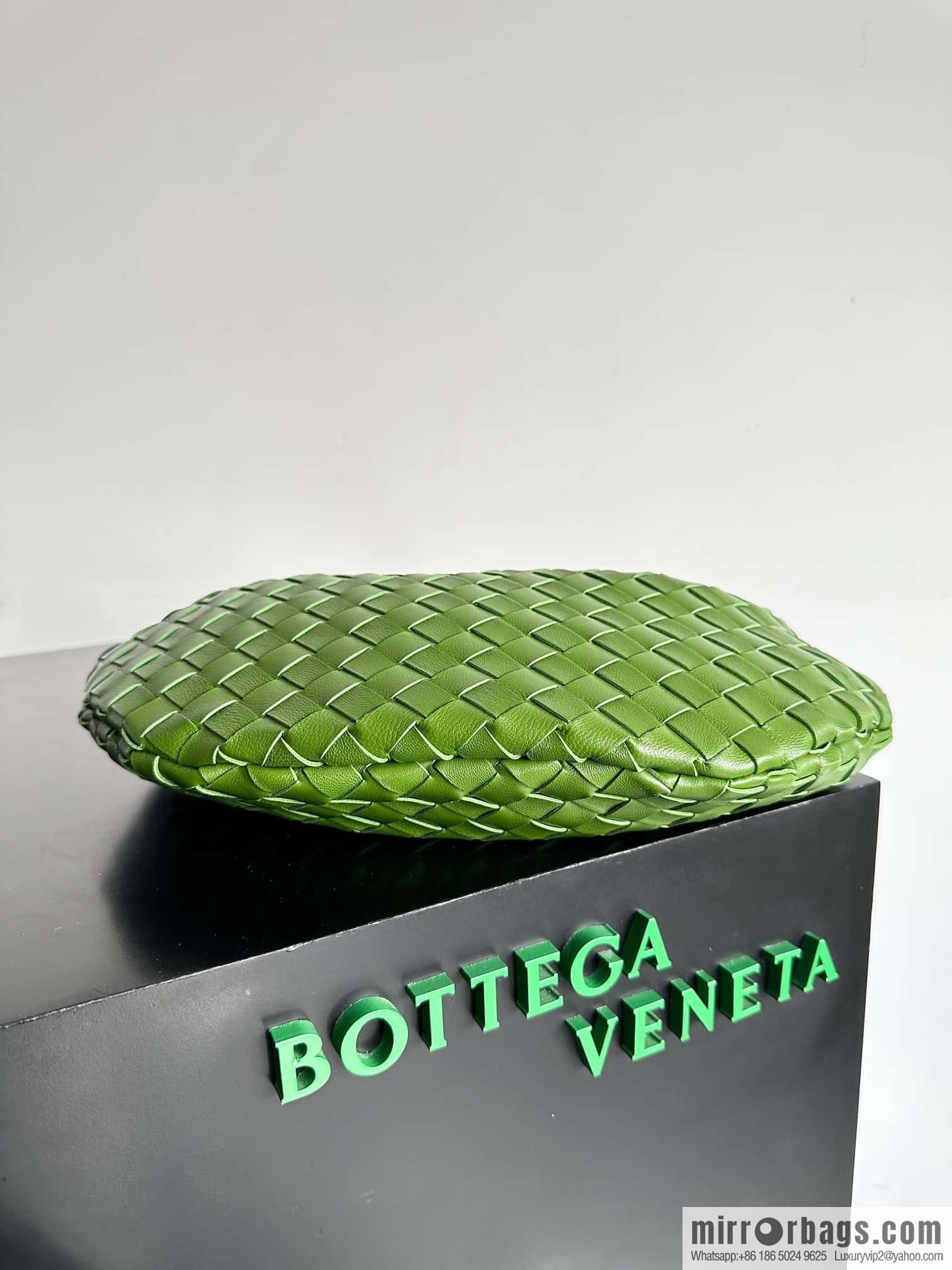BottegaVeneta2023 new model, Baodiejia Bv spring and summer new mini sardines SARDINE model number: 716082 large