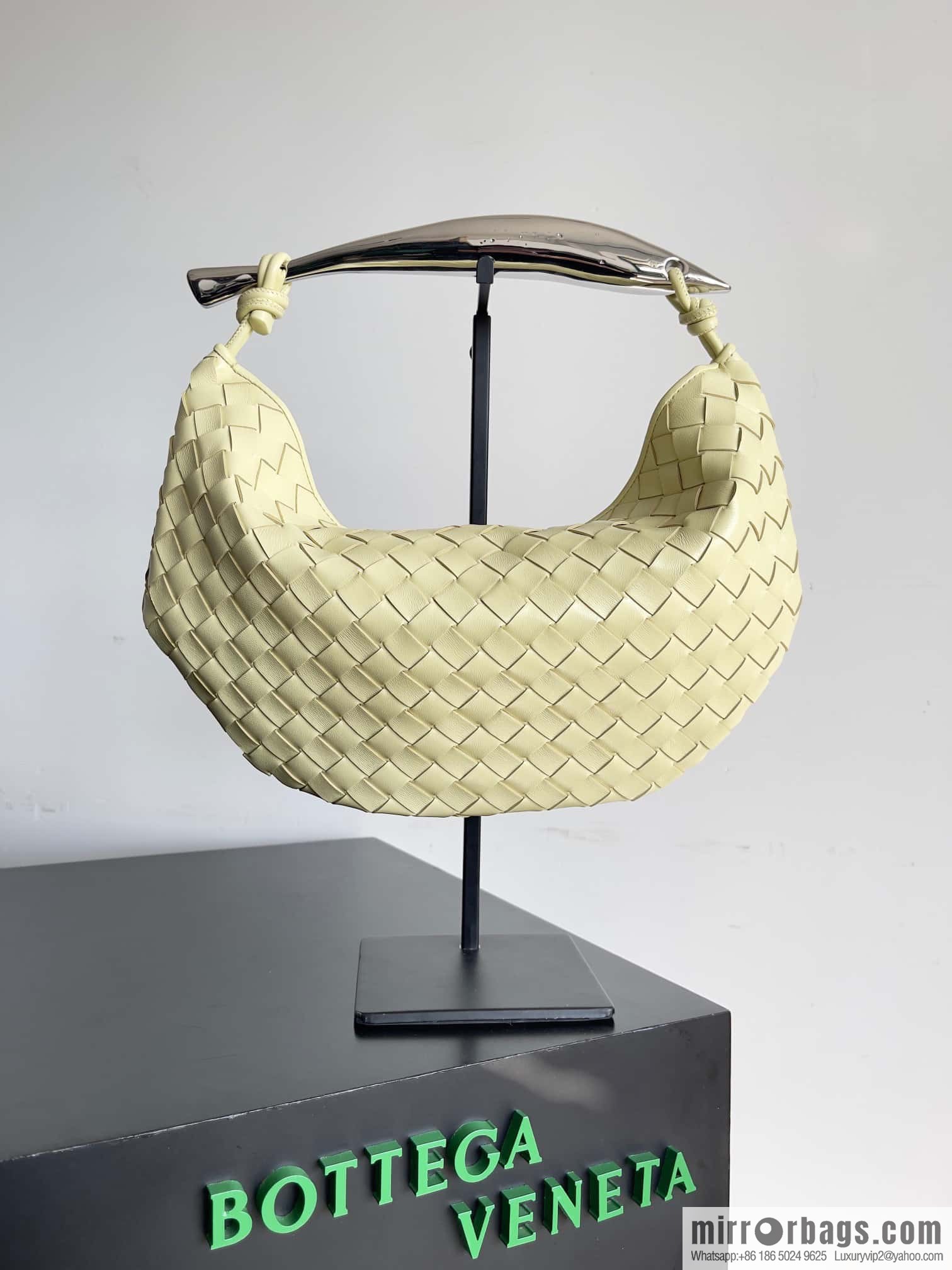 BottegaVeneta2023 new model, Baodiejia Bv spring and summer new mini sardines SARDINE model number: 716082 large