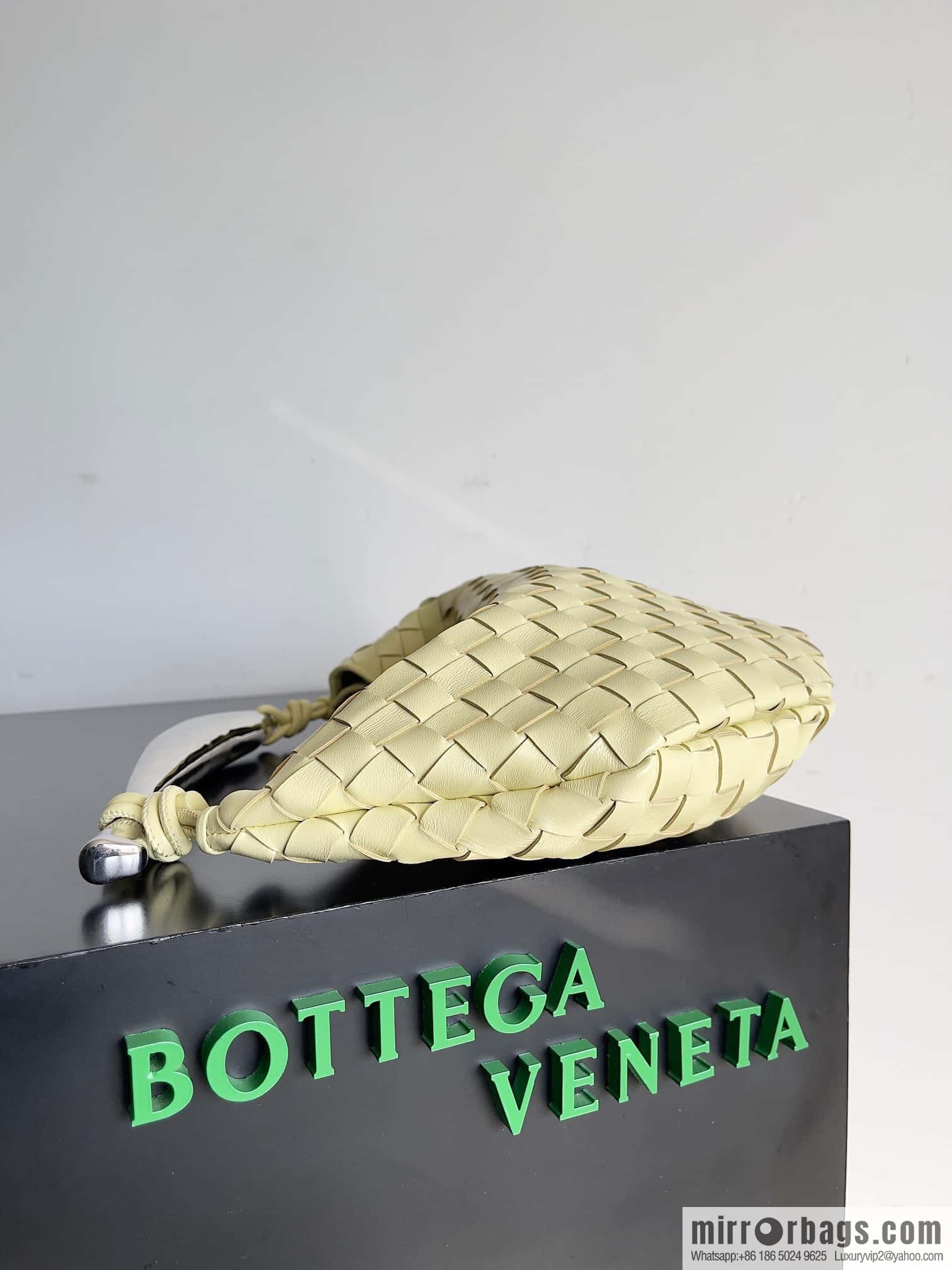 BottegaVeneta2023 new model, Baodiejia Bv spring and summer new mini sardines SARDINE model number: 716082 large