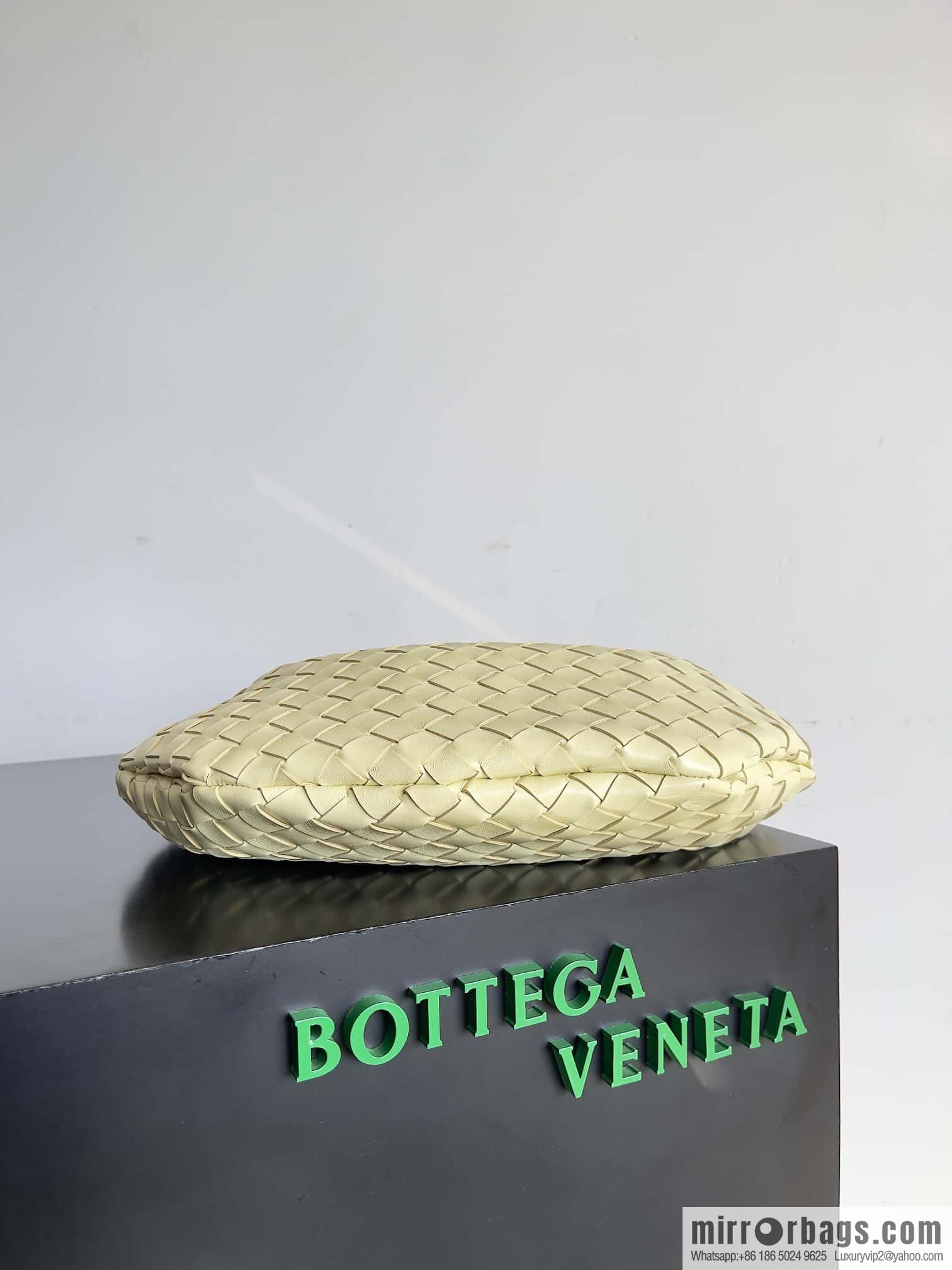 BottegaVeneta2023 new model, Baodiejia Bv spring and summer new mini sardines SARDINE model number: 716082 large