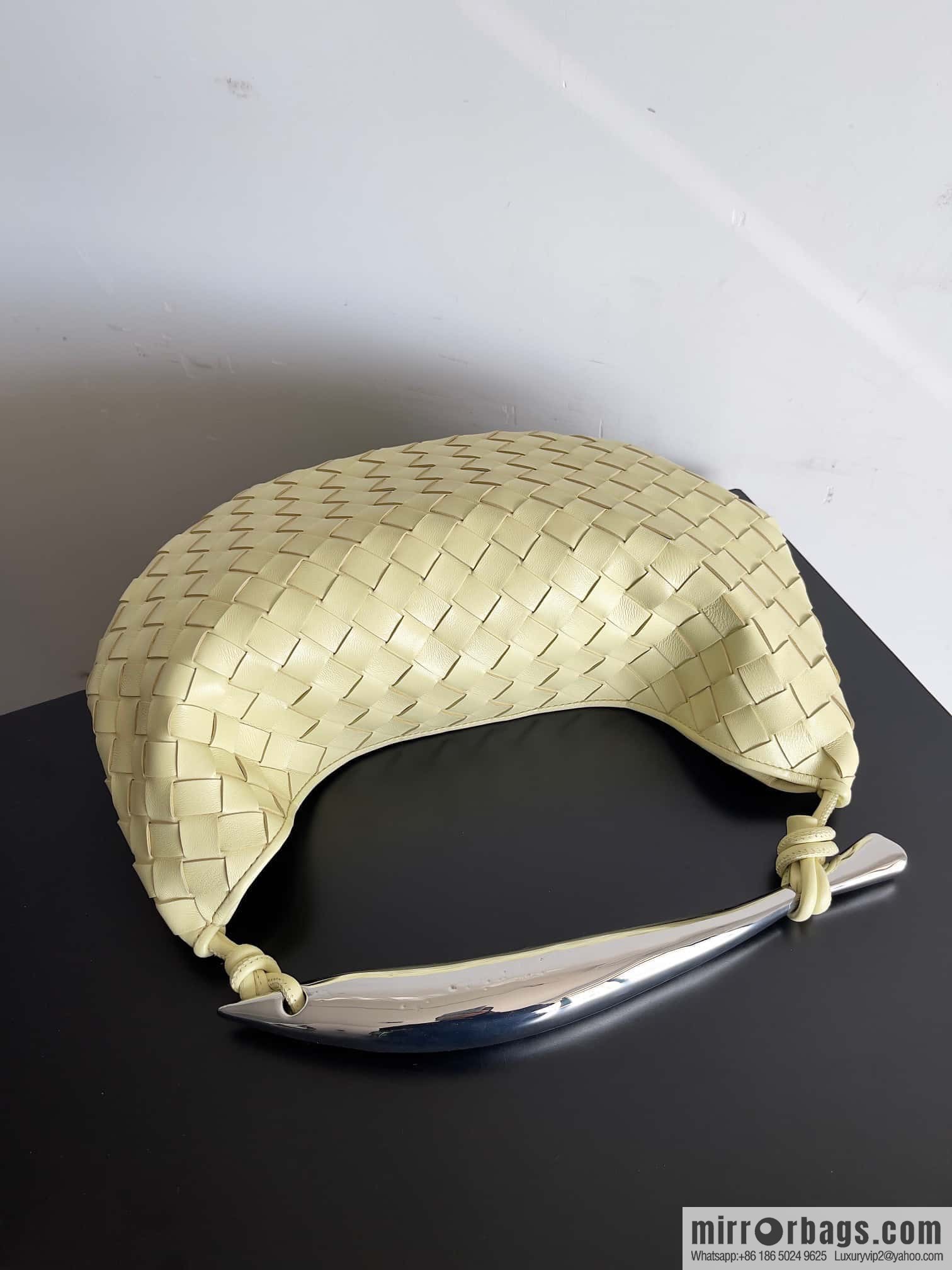 BottegaVeneta2023 new model, Baodiejia Bv spring and summer new mini sardines SARDINE model number: 716082 large