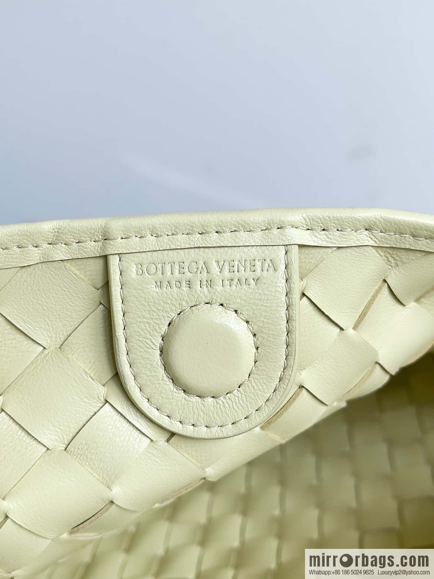 BottegaVeneta2023 new model, Baodiejia Bv spring and summer new mini sardines SARDINE model number: 716082 large