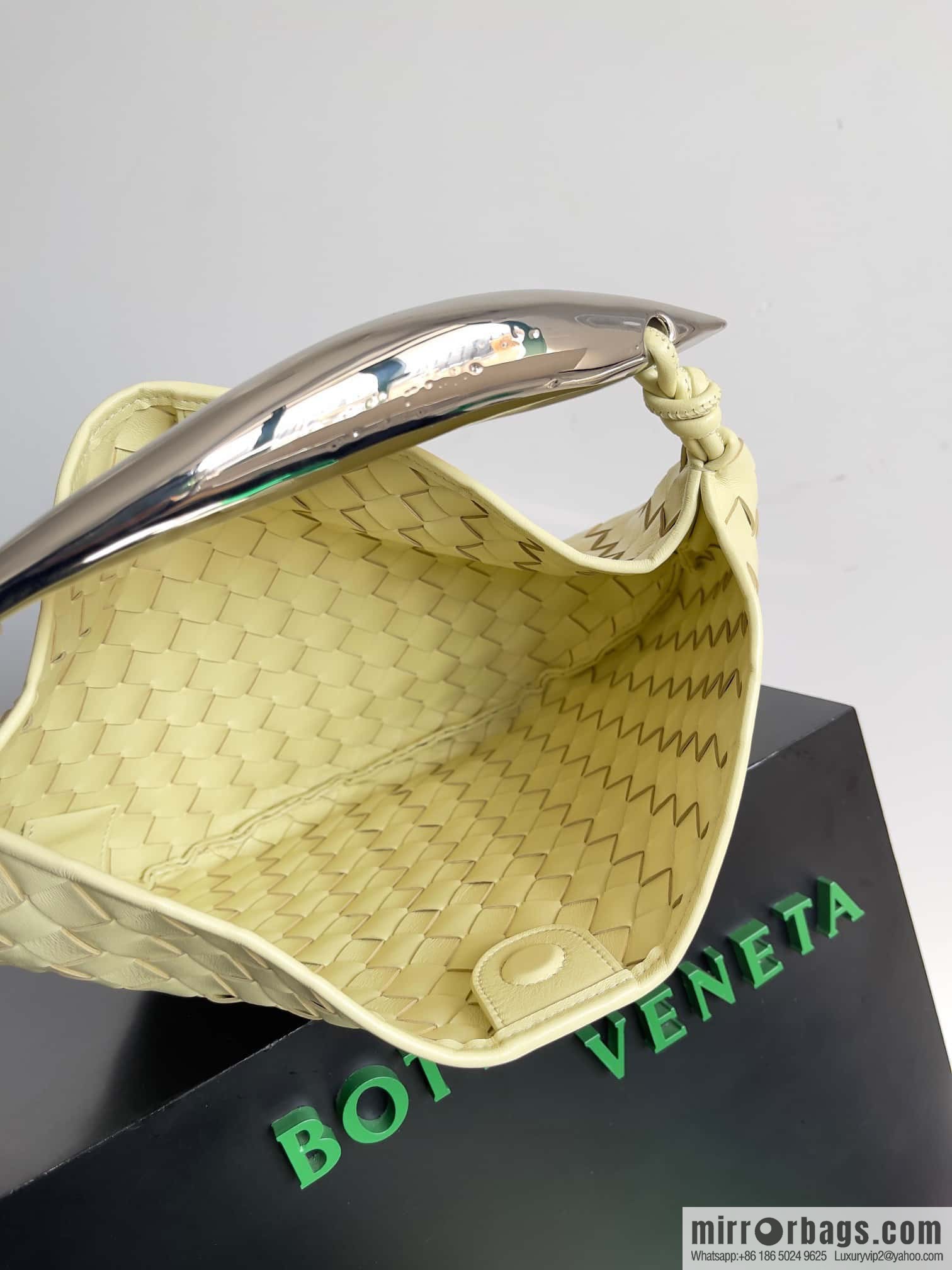 BottegaVeneta2023 new model, Baodiejia Bv spring and summer new mini sardines SARDINE model number: 716082 large
