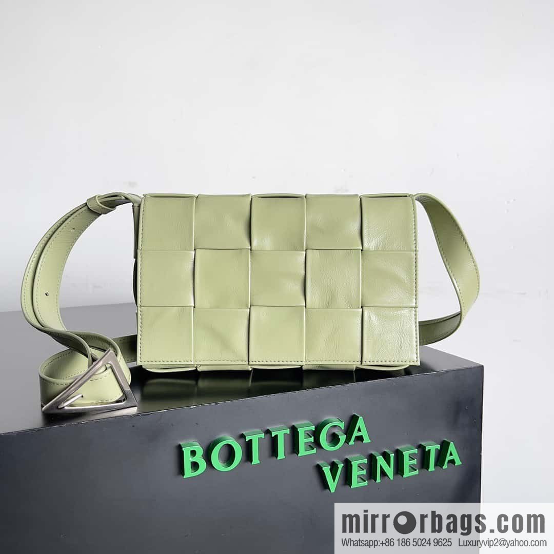 Top end: Bottega Veneta Cassette/Pillow bag Model: 667298