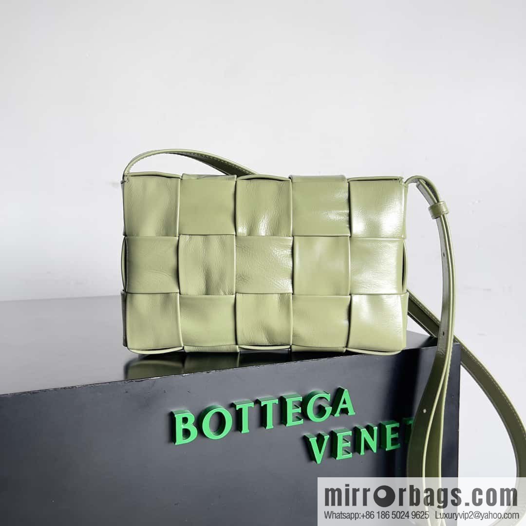 Top end: Bottega Veneta Cassette/Pillow bag Model: 667298
