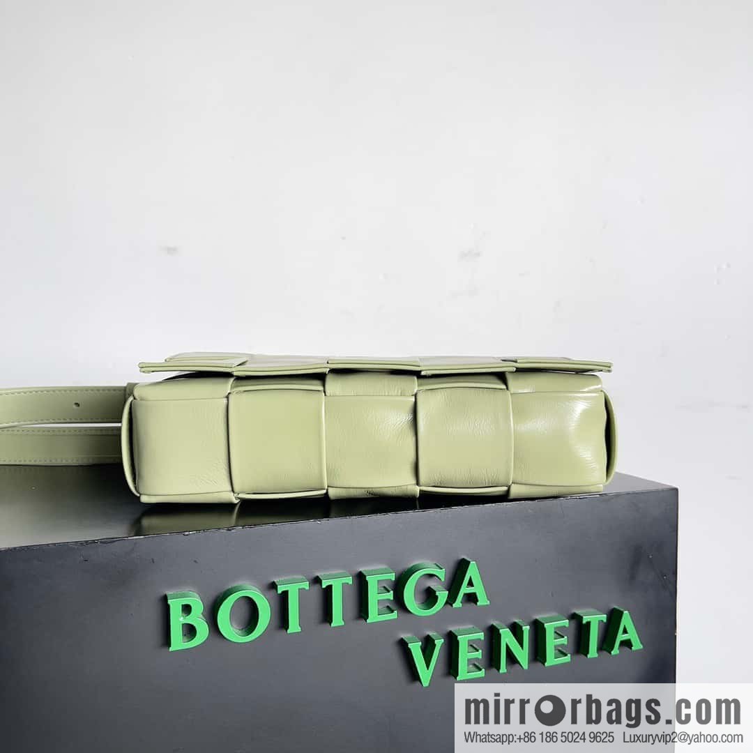 Top end: Bottega Veneta Cassette/Pillow bag Model: 667298