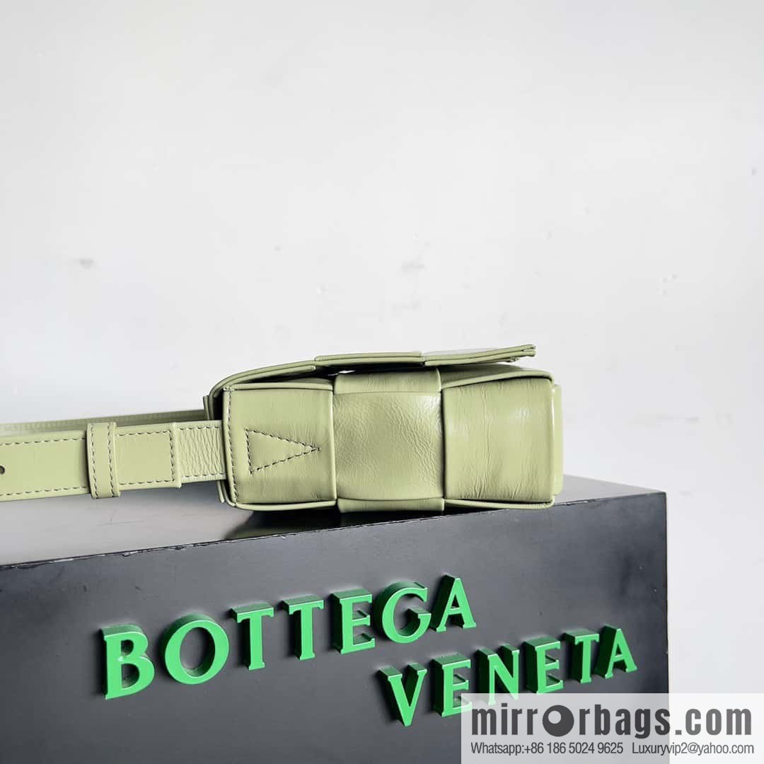 Top end: Bottega Veneta Cassette/Pillow bag Model: 667298