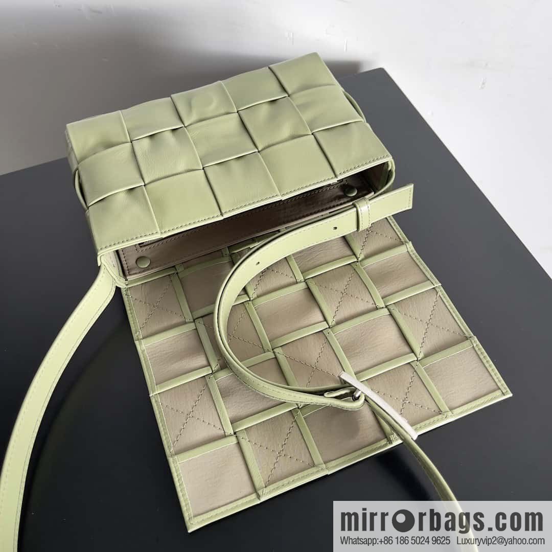 Top end: Bottega Veneta Cassette/Pillow bag Model: 667298