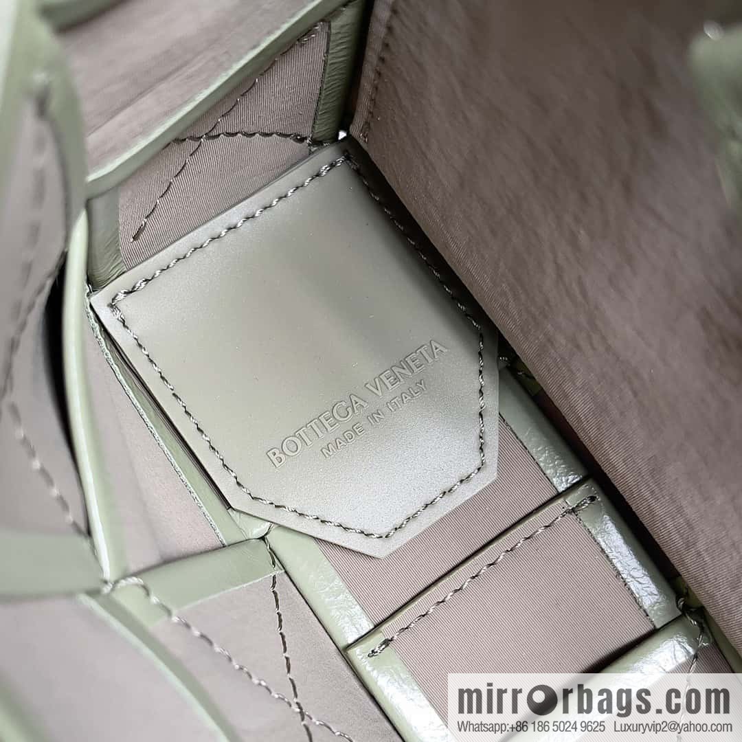 Top end: Bottega Veneta Cassette/Pillow bag Model: 667298