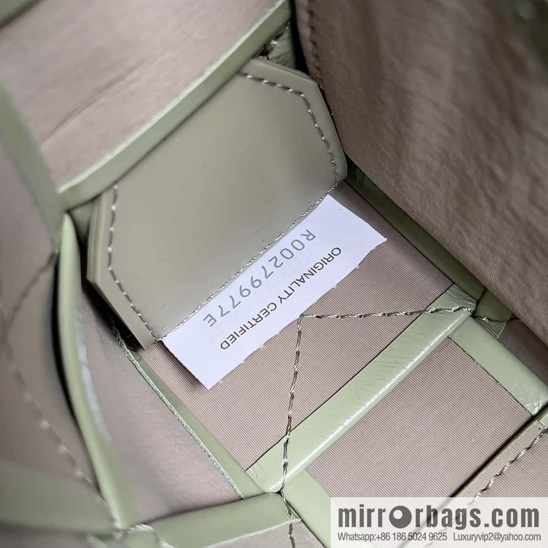 Top end: Bottega Veneta Cassette/Pillow bag Model: 667298