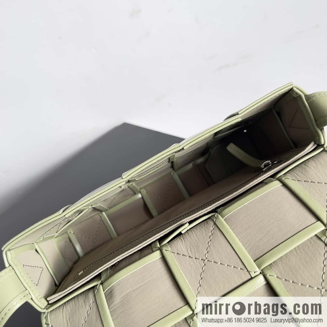 Top end: Bottega Veneta Cassette/Pillow bag Model: 667298