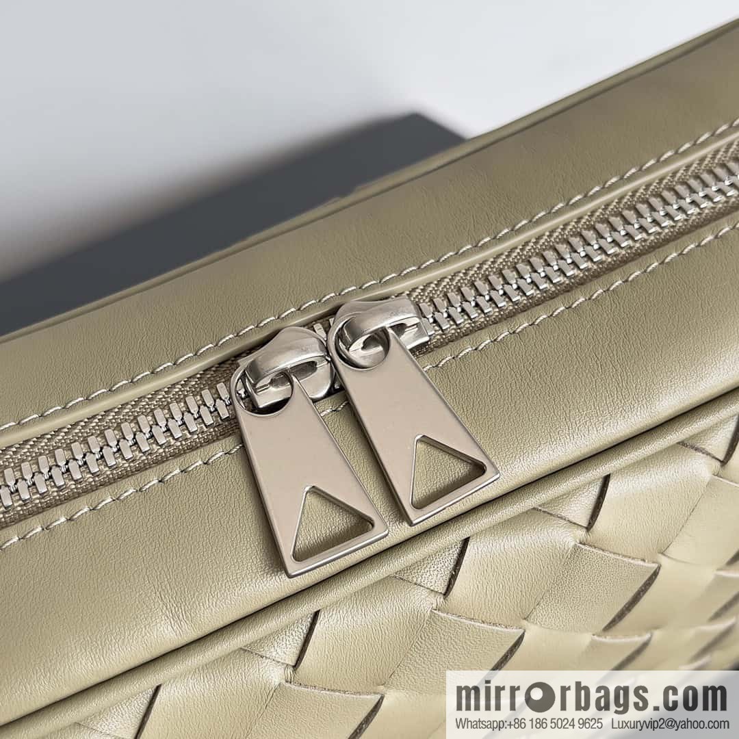 BV lntrecciato woven leather (fabric) crossbody bag model number: 710048