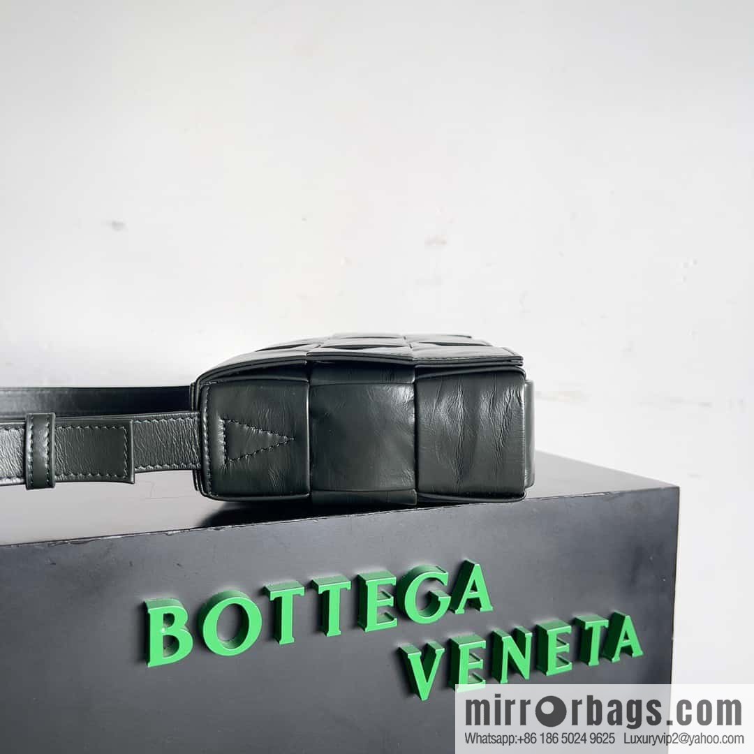 Top end: Bottega Veneta Cassette/Pillow bag Model: 667298