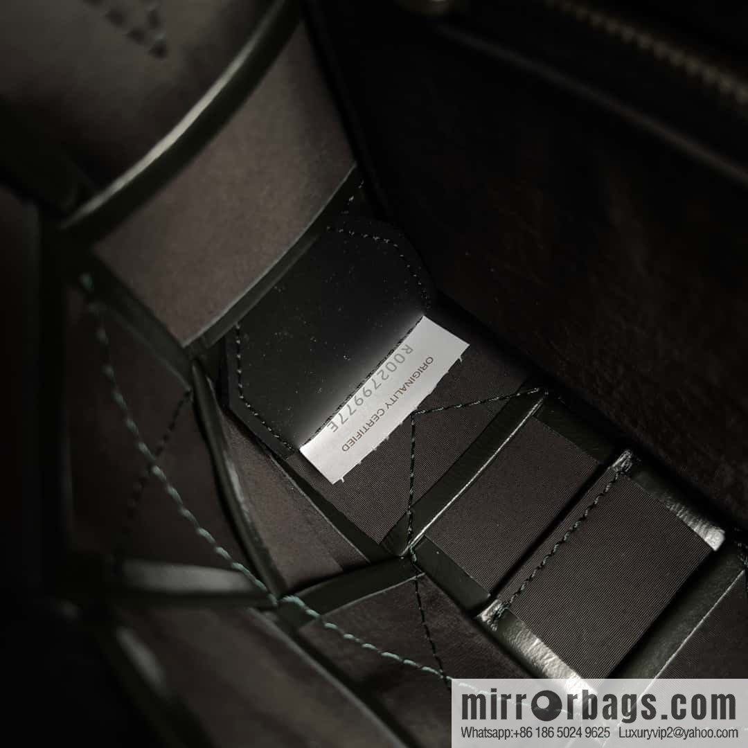 Top end: Bottega Veneta Cassette/Pillow bag Model: 667298