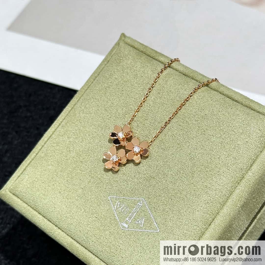 ❗️New ❗️ Original ☀️ Van Cleef & Arpels FRlVOLE Series Three Flowers Necklace ☀️