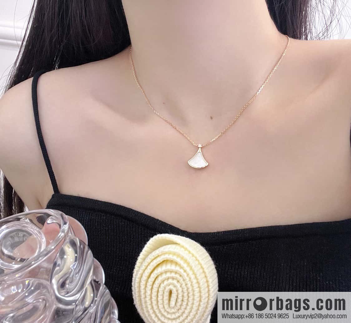 ❗️New ❗️ ☀️ Original ☀ BVLGARI DIVAS'DREAM Chalcedony White Fritillary Fan Necklace  ☀️
