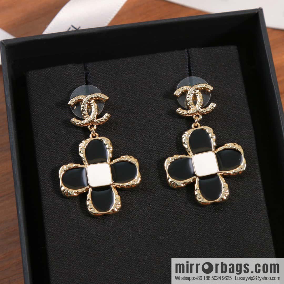 ☀️New ☑️ chanel c2 double c four-leaf clover earrings ☀️
