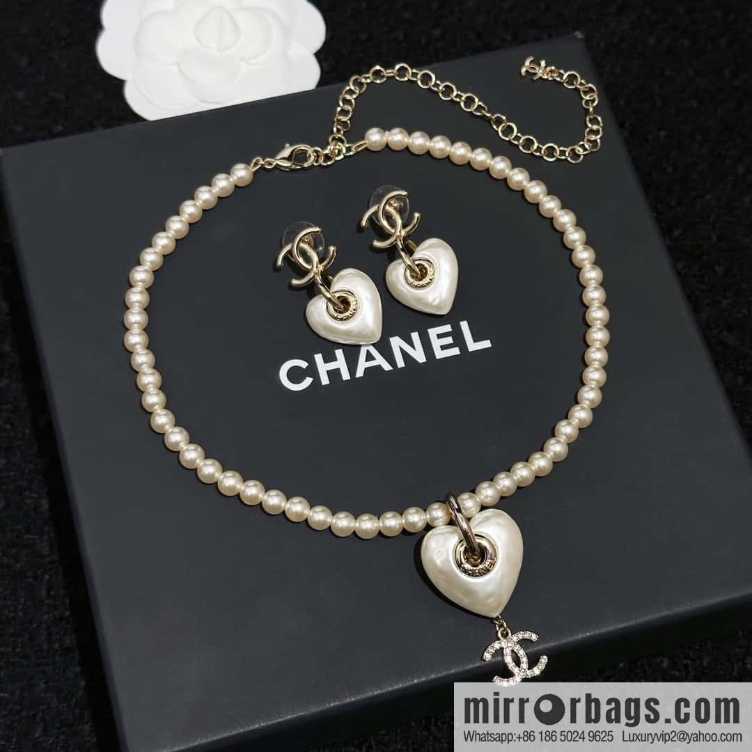 ❗️New ❗️ Chanel necklace ☀️ new ☑️ Chanel peach heart love necklace ☀️