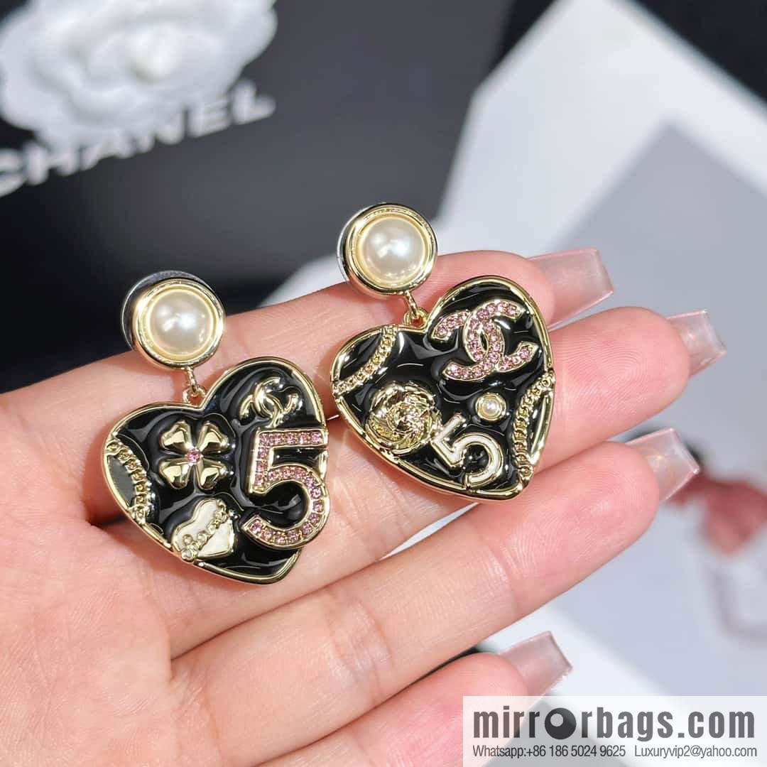 ❗️New ❗️ Chanel stud earrings ☀️ new ☑️ Chanel c2 double c peach heart love stud earrings ☀️