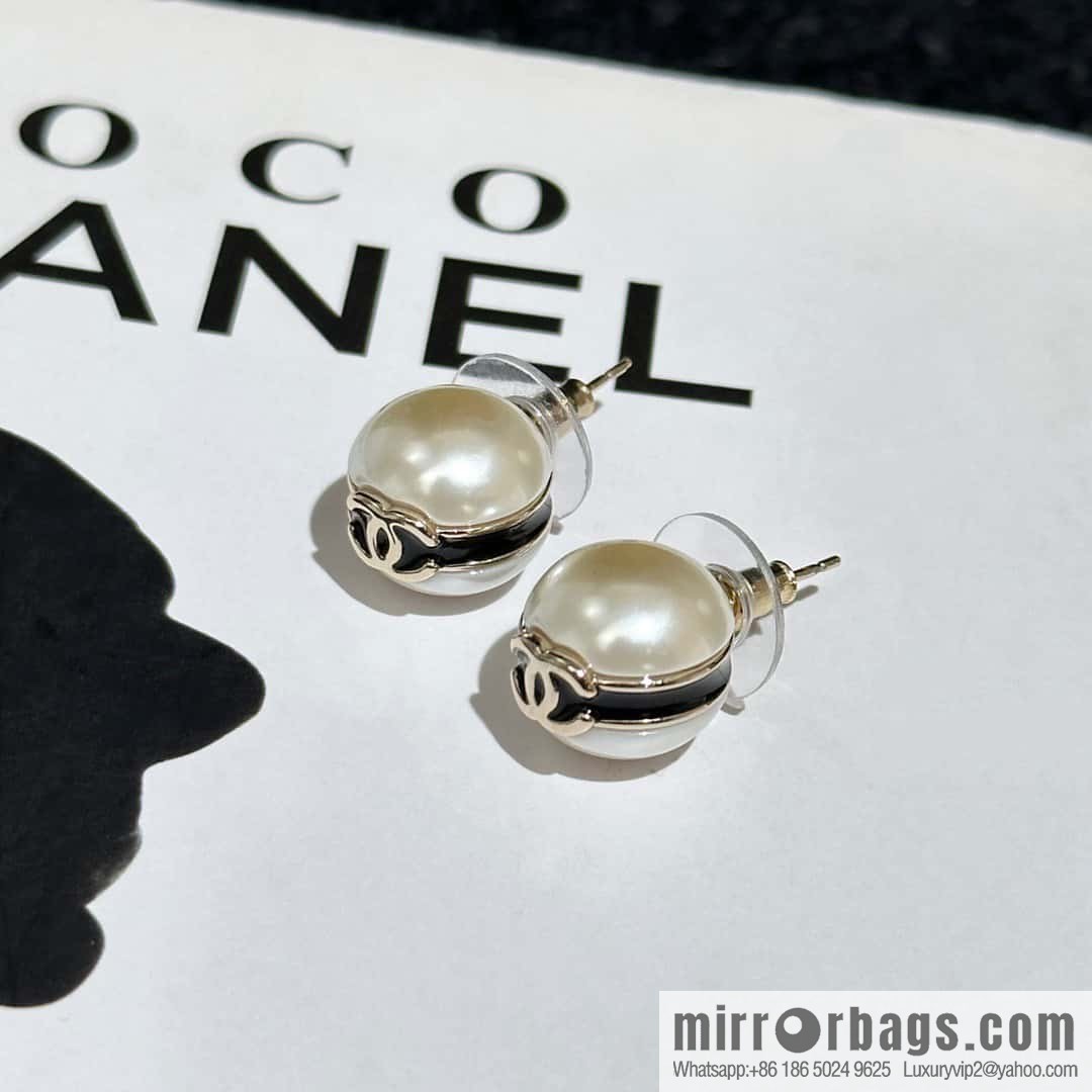 ❗️New ❗️ Chanel stud earrings ☀️ new ☑️ Chanel c1 double c pearl stud earrings ☀️